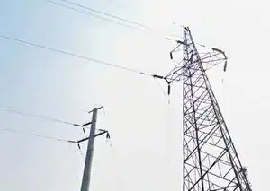 两回110kV输电线路承载于两基上字型塔，摄于湖北省鄂州市。